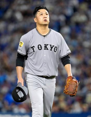 　６回を投げ終えベンチに戻る巨人・田中将＝横浜