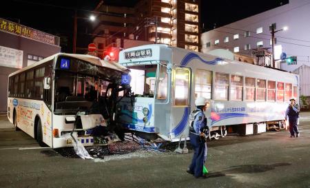 　路面電車と路線バスが衝突した現場＝１５日午後９時５１分、岡山市北区