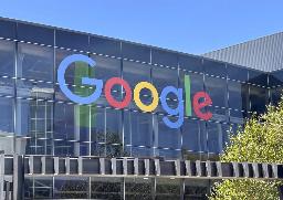 　米グーグル本社のロゴ＝２０２４年８月、カリフォルニア州マウンテンビュー