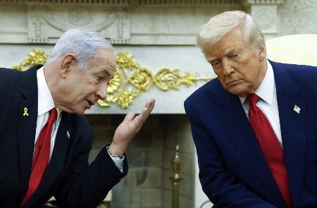 　トランプ米大統領（右）と言葉を交わすイスラエルのネタニヤフ首相＝４月７日、ワシントン（ゲッティ＝共同）