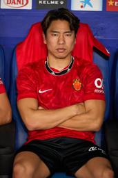 　エスパニョール戦の試合前、ベンチに腰掛けるマジョルカの浅野拓磨＝１５日、バルセロナ（ゲッティ＝共同）