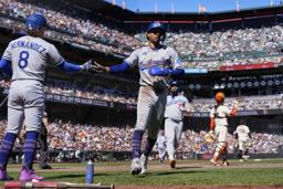 　１４日のジャイアンツ戦で本塁に生還するドジャースのムーキー・ベッツ＝サンフランシスコ（ＡＰ＝共同）