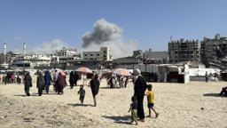 　イスラエルの空爆後、建物から立ち上る煙＝１５日、パレスチナ自治区ガザ市（ゲッティ＝共同）