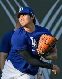 　キャッチボールするドジャース・大谷＝ロサンゼルス（共同）