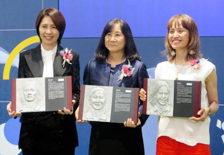 　日本サッカー殿堂の掲額式典で写真に納まる（左から）野田朱美さん、半田悦子さん、高倉麻子さん＝１６日、東京都文京区