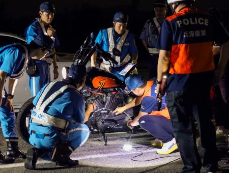 　ポートアイランドで実施された兵庫県警の取り締まり＝１３日夜、神戸市中央区