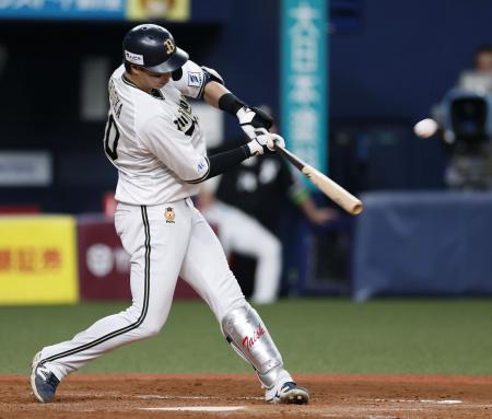 　４回オリックス２死一、二塁、広岡が左中間に２点二塁打を放つ＝京セラドーム