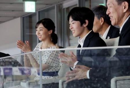 　陸上の世界選手権東京大会を観戦される佳子さまと悠仁さま＝１６日夜、東京・国立競技場（代表撮影）
