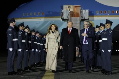 　１６日、ロンドン郊外の空港に到着したトランプ米大統領（中央）と妻のメラニアさん（左）（ゲッティ＝共同）