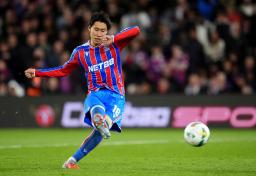 　サッカーのイングランド・リーグカップで、ホームのミルウォール戦にフル出場したクリスタルパレスの鎌田大地＝１６日、ロンドン（ＡＰ＝共同）