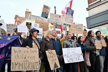 　１６日、ロンドン郊外のウィンザー城周辺でトランプ米大統領に抗議する人たち（共同）