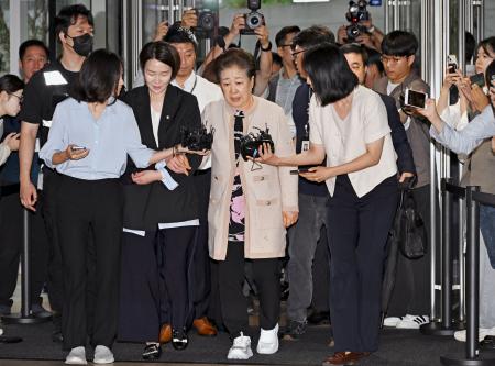 　１７日、ソウルの特別検察官に出頭した旧統一教会の韓鶴子総裁（中央）（共同）