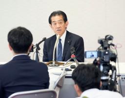 　自民党総裁選挙管理委員会の会合後、取材に応じる逢沢一郎委員長＝１７日午前、東京・永田町の党本部