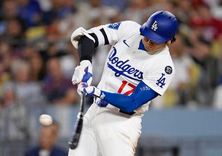 　米大リーグ、フィリーズ戦の８回、５０号ソロを放つドジャース・大谷翔平。メジャー史上６人目となる２年連続の５０本塁打に到達した＝１６日、ロサンゼルス（共同）