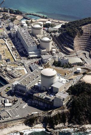　関西電力美浜原発。手前から３号機、２号機、１号機＝３月、福井県美浜町