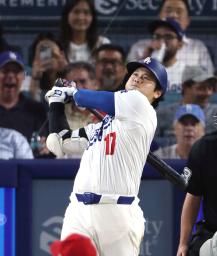 　フィリーズ戦の８回、５０号ソロを放つドジャース・大谷。メジャー史上６人目となる２年連続のシーズン５０本塁打に到達した＝ロサンゼルス（共同）