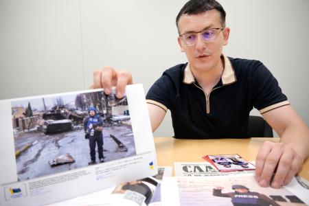 　前線の取材活動の様子を語るウクライナ・ジャーナリスト同盟のセルギー・トミレンコ会長＝１０日