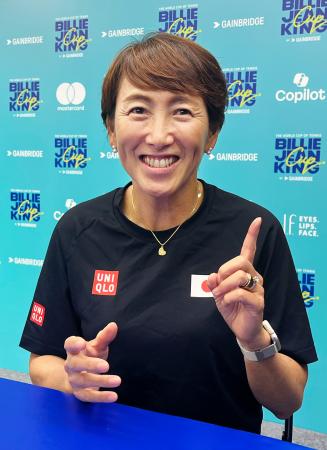 　女子テニス国別対抗戦の初戦に向けて抱負を語る杉山愛監督＝１７日、中国・深セン（共同）