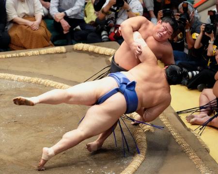 　伯桜鵬（奥）が突き落としで大の里を破る＝両国国技館