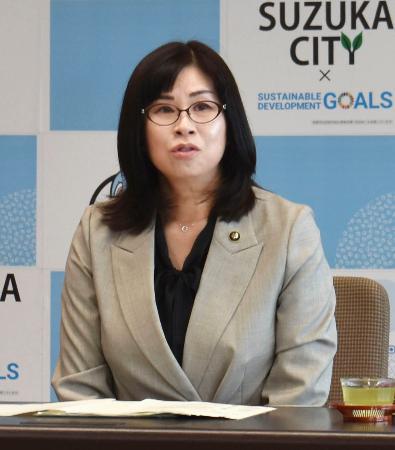 　定例記者会見で、生活保護申請者への対応を謝罪した三重県鈴鹿市の末松則子市長＝１７日午前、鈴鹿市役所