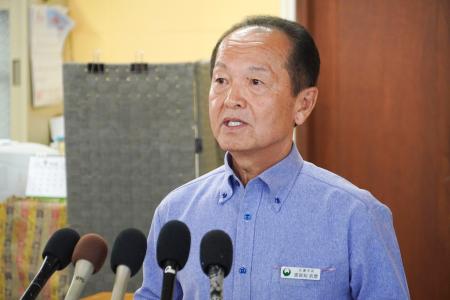 　沖縄県名護市長選への出馬を表明し、取材に応じる渡具知武豊市長＝１７日午後、名護市役所