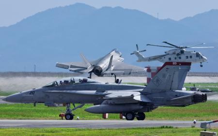 　岩国基地で陸上離着陸訓練する在日米海軍のＦ３５Ｃステルス戦闘機（奥）＝１７日午後、山口県岩国市