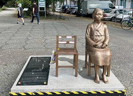 　ドイツ・ベルリン市ミッテ区の公有地にある少女像＝７月（共同）