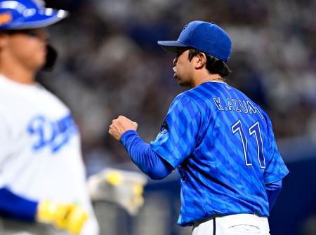 　８回を投げ終え、ガッツポーズするＤｅＮＡ・東。無失点で１４勝目を挙げた＝バンテリンドーム