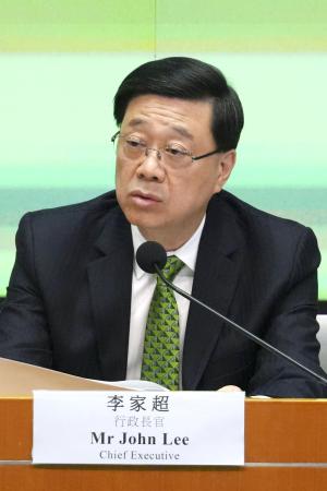 　「施政報告」後に記者会見する香港政府トップの李家超行政長官＝１７日、香港（共同）