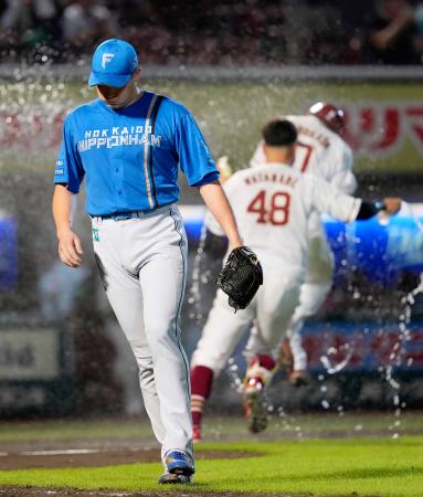 　１１回、楽天・ボイトにサヨナラ二塁打を許し引き揚げる日本ハム・斎藤＝楽天モバイルパーク
