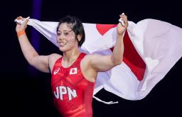 　女子６５キロ級で優勝し、日の丸を手に喜ぶ森川美和＝ザグレブ（ゲッティ＝共同）