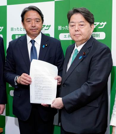 　国民民主党の榛葉幹事長（左）と面会し、大雨被害に関する要望書を受け取る林官房長官＝１８日午前、国会