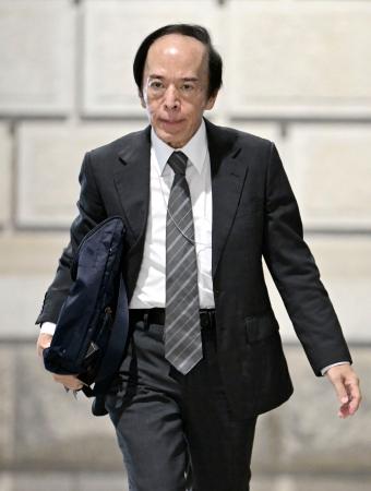 　金融政策決定会合出席のため、日銀本店に入る植田総裁＝１８日午前（代表撮影）