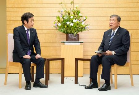 　会談する日本自動車工業会の片山正則会長（左）と石破首相＝１８日午後、首相官邸
