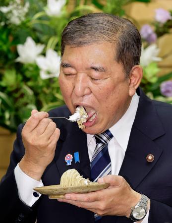 　茨城県笠間市特産の栗を使ったモンブランを試食する石破首相＝１８日午後、首相官邸