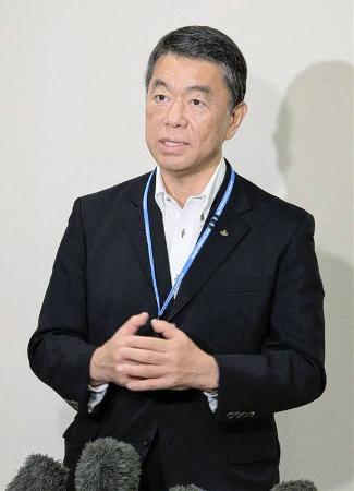 　土葬墓地整備の検討を撤回すると表明し、取材に応じる宮城県の村井嘉浩知事＝１８日午後、宮城県庁