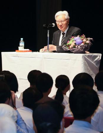 　若泉敬氏の業績を振り返る講演会で登壇した谷内正太郎氏＝１８日午後、福井県越前市
