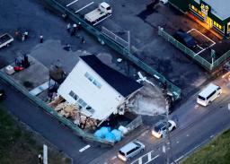 　倒壊した建物＝１８日午後５時５２分、茨城県つくば市花室（共同通信社ヘリから）