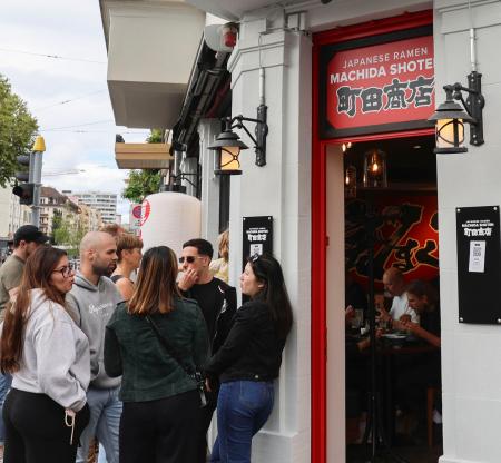 　横浜家系ラーメン「町田商店」の欧州１号店前に並ぶ客＝８月３０日、スイス・チューリヒ（共同）
