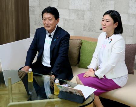 　「ＴｉｋＴｏｋ（ティックトック）」の配信をする自民党広報本部の平井卓也本部長（左）。総裁選のキャッチコピー作成を見送ったと明かした＝１８日午後、東京・永田町の党本部