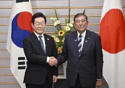 　日韓首脳会談を前に握手する石破首相（右）と韓国の李在明大統領＝８月、首相官邸