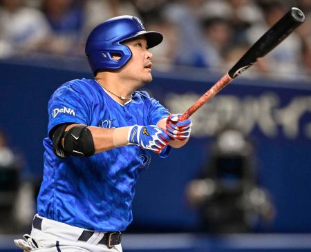 　５回ＤｅＮＡ２死一、二塁、筒香が右中間に３ランを放つ＝バンテリンドーム