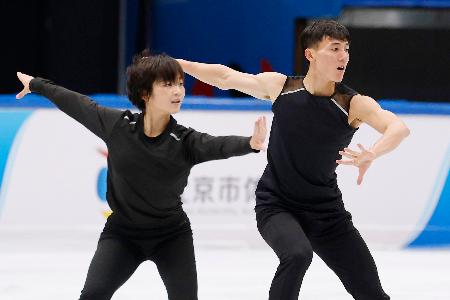 　公式練習で調整するペアのリョム・テオク（左）、ハン・クムチョル組＝１８日、北京（共同）