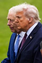 　１７日、英国を国賓訪問したトランプ米大統領（右）＝ロンドン郊外のウィンザー城（ゲッティ＝共同）