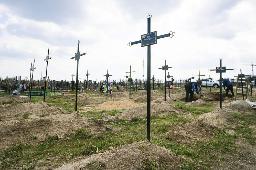 　身元不明の遺体が埋葬されているウクライナ・ブチャの墓地＝３月