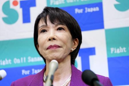 　記者団の取材に応じ、自民党総裁選に立候補する意向を表明した高市早苗前経済安保相＝１８日、国会