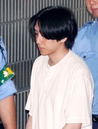 　警視庁戸塚署に入る戸田雄介容疑者＝１７日