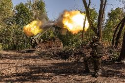 　ウクライナ東部ドネツク州で発砲するウクライナ兵士＝８月３１日（ゲッティ＝共同）