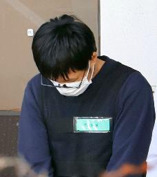 　送検のため名古屋・天白署を出る柘野啓輔容疑者＝１９日午前８時３５分