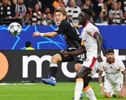 　ガラタサライ戦でゴールを狙うＥフランクフルトの堂安（左）＝フランクフルト（共同）